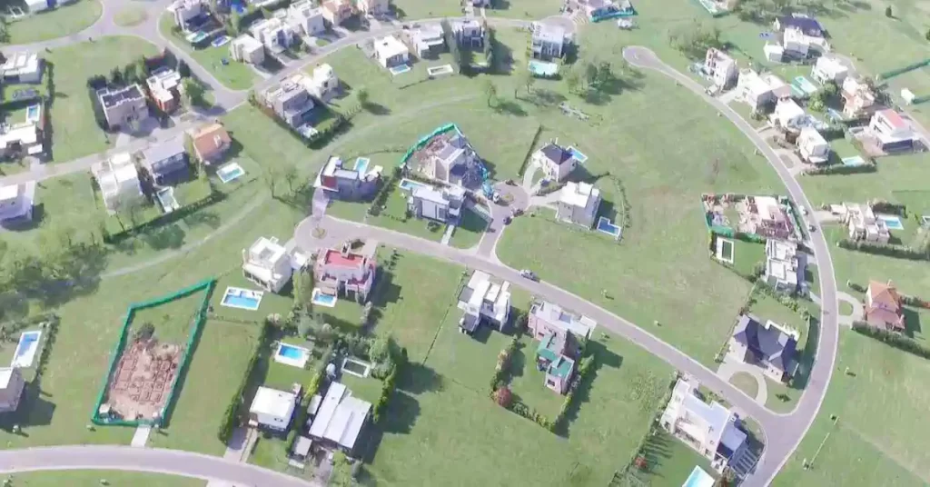 Vista aérea del country Haras Santa Maria Escobar, barrio privado en Loma Verde con campo de golf 18 hoyos y amplias áreas verdes. Acceso por Panamericana Km 54. 