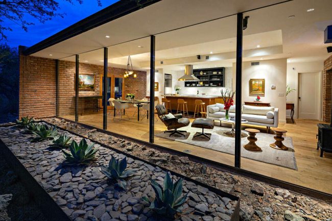 Casa moderna y económica con laterales vidriados