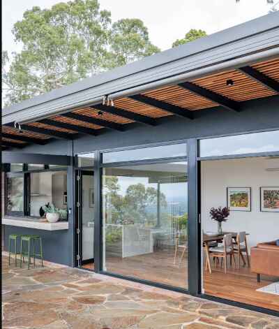 grandes ventanales, puertas corredizas y patios, que permiten una abundante entrada de luz natural 