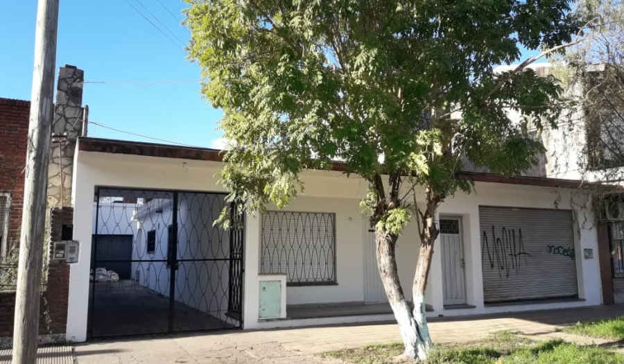 alquiler casa tres dormitorios con local en escobar centro