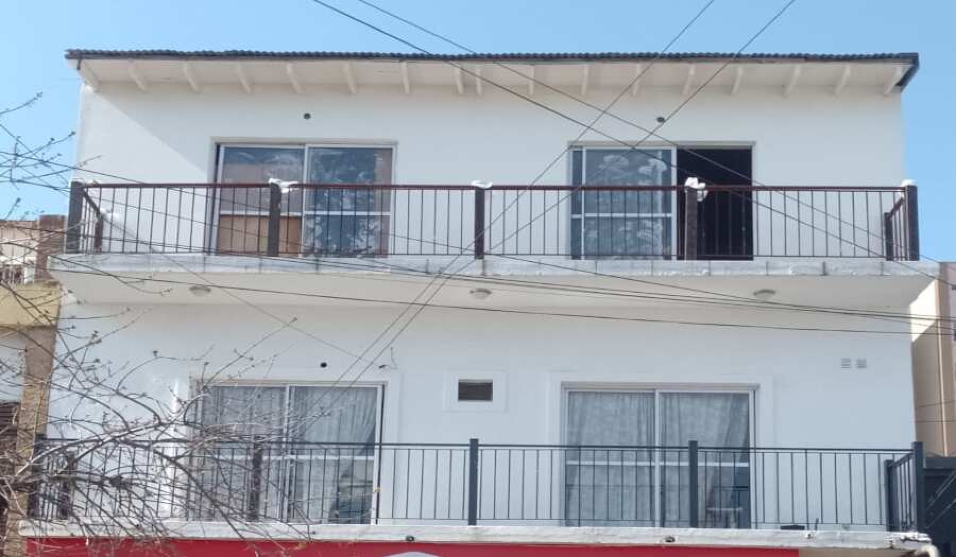 Departamento en Escobar: 2 ambientes con patio interno, 40 m² en planta baja. ¡Excelente ubicación a una cuadra de la plaza principal! ? #Alquiler