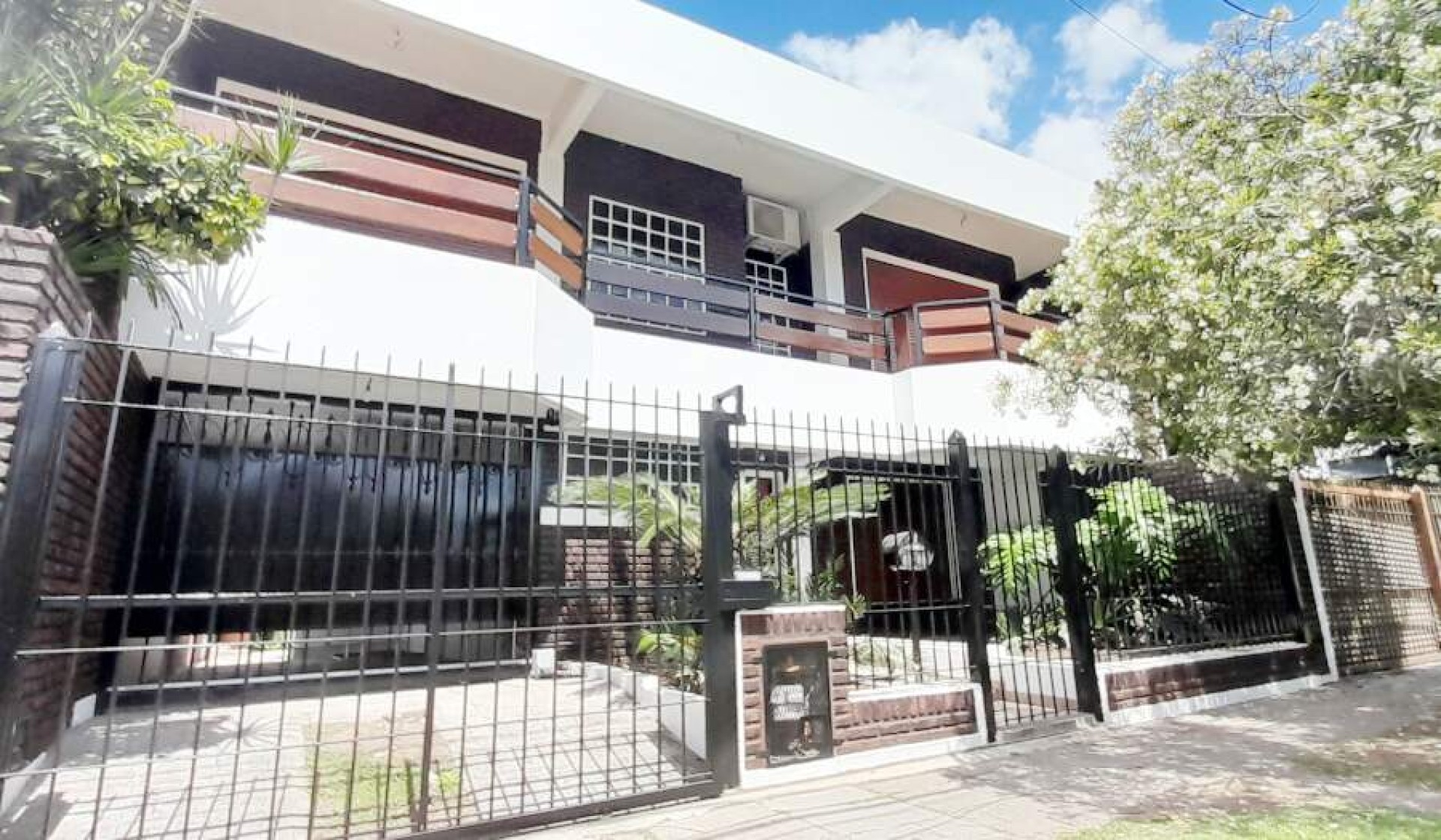 Casa 3 dormitorios con amplio terreno. Apta crédito hipotecario.