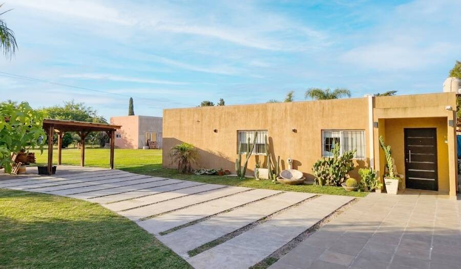 Fachada de casaquinta minimalista en Barrio El Cazador de 220m2 con terreno amplio