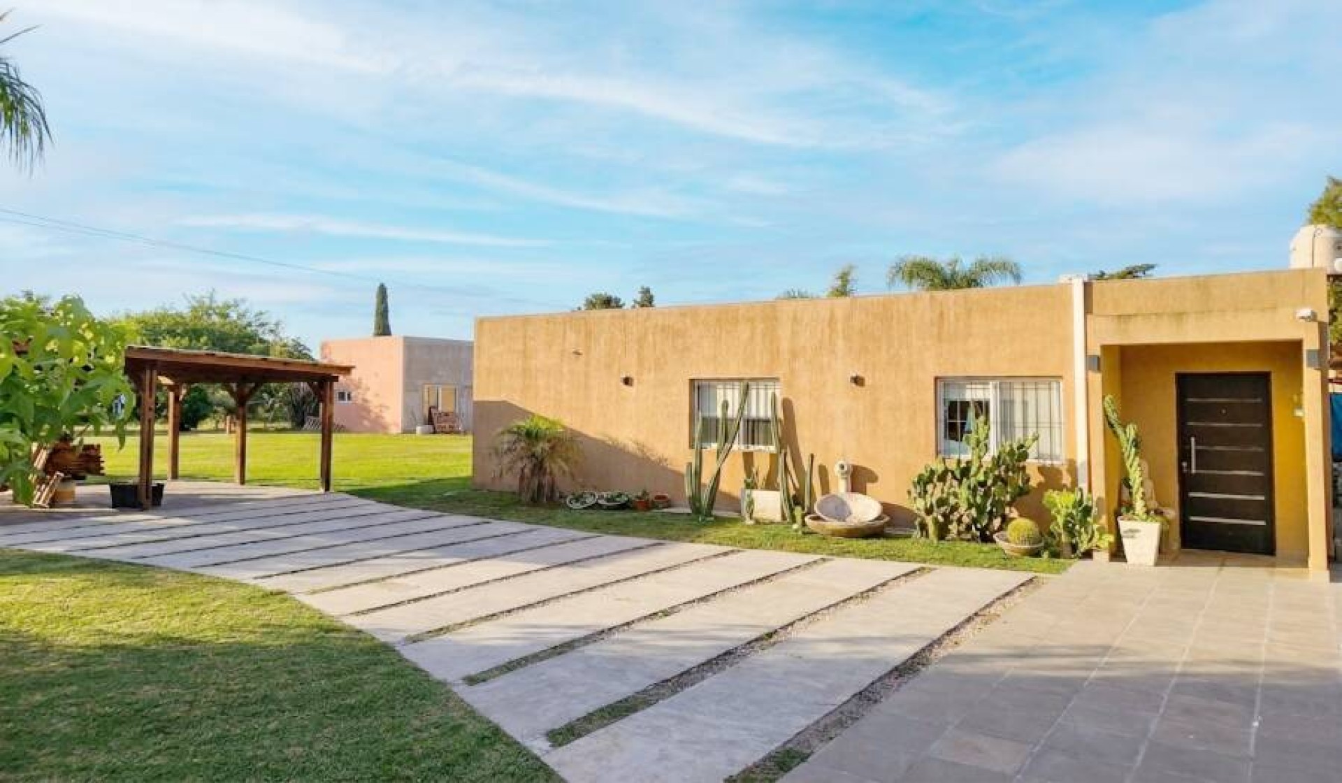 Fachada de casaquinta minimalista en Barrio El Cazador de 220m2 con terreno amplio