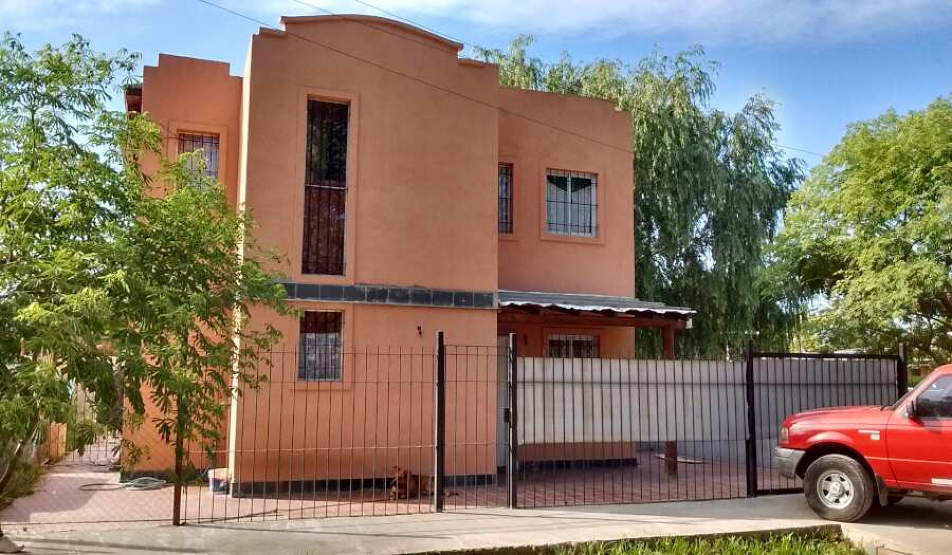 Dúplex en alquiler en Escobar | 2 dormitorios | 48 m² | Cochera y patio | Zona tranquila de casas bajas