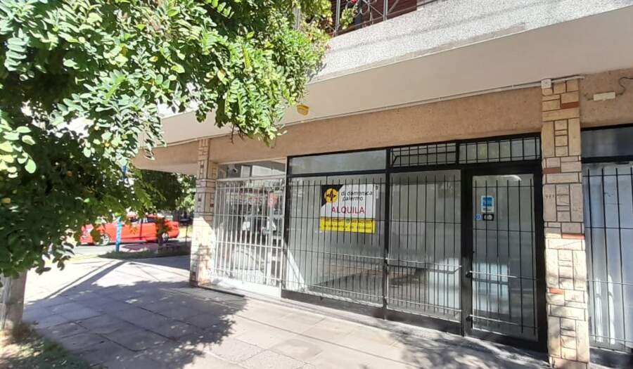 Alquiler local chico 18m² zona estación Escobar | Estrada y Sarmiento, frente parada colectivos