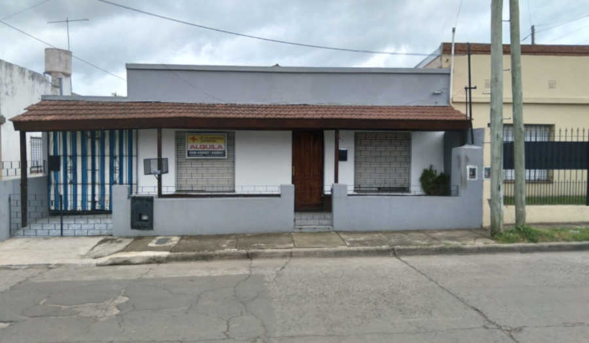 Alquiler casa dos dormitorios en Escobar con cochera sobre asfalto y con todos los servicios
